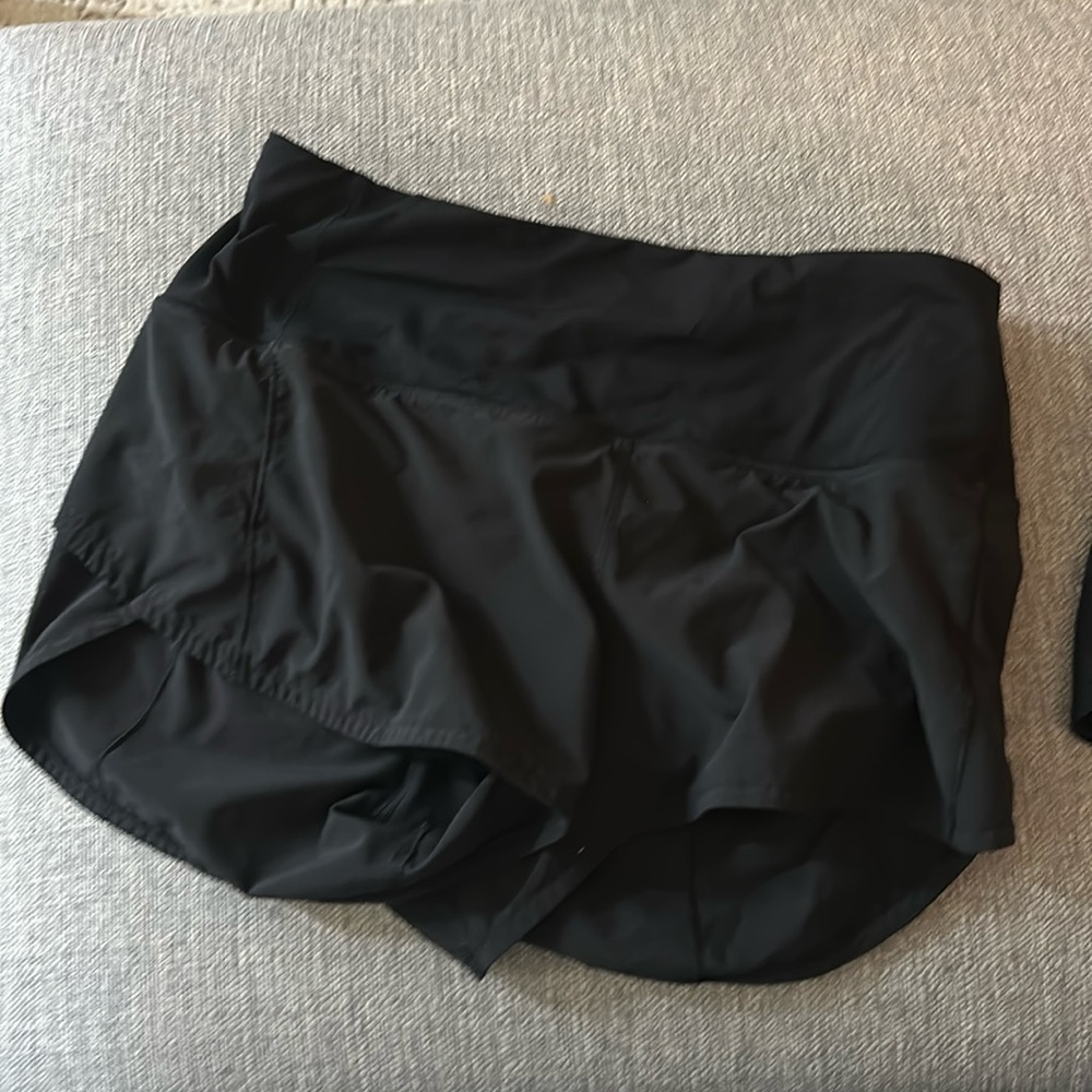Two lululemon high rise hotty hots 2.5 size 6